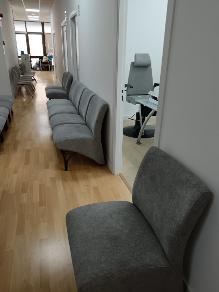 Sillas en sala de espera para clínica en Santa Cruz.