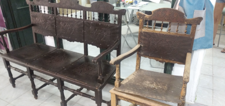 Tresillo de madera clásico antes de la restauración