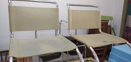 Sillas de cuero antes de la restauración