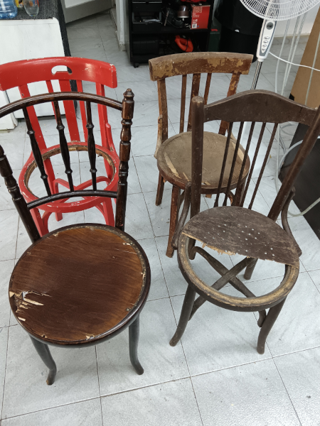 Sillas de madera antes de la restauración