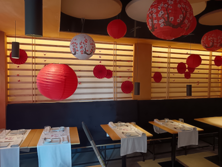 Vista de los paneles acolchados instalados y asientos del restaurante Aiko